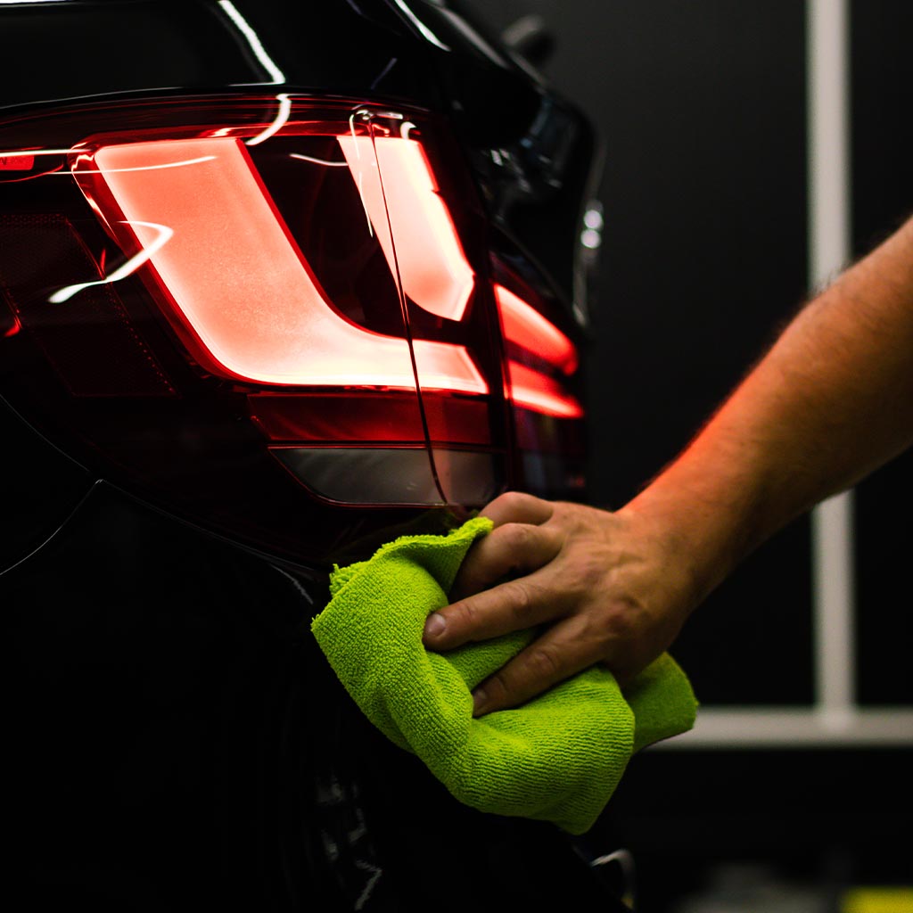 facet pracujący w autodetailing krynica zdój myjący tylną lampę