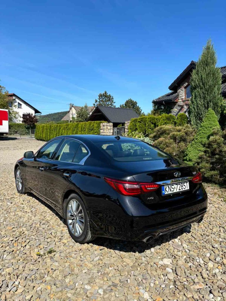 samochód marki infinity po wykonoaniu autodetailingu mszana dolna